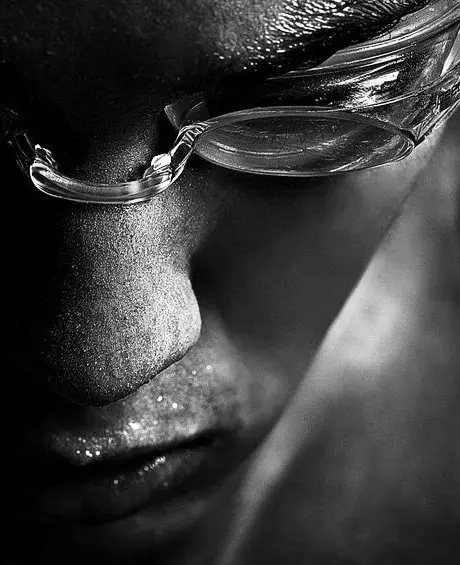 Portrait en noir et blanc de Mathieu Thullier, lunettes de natation