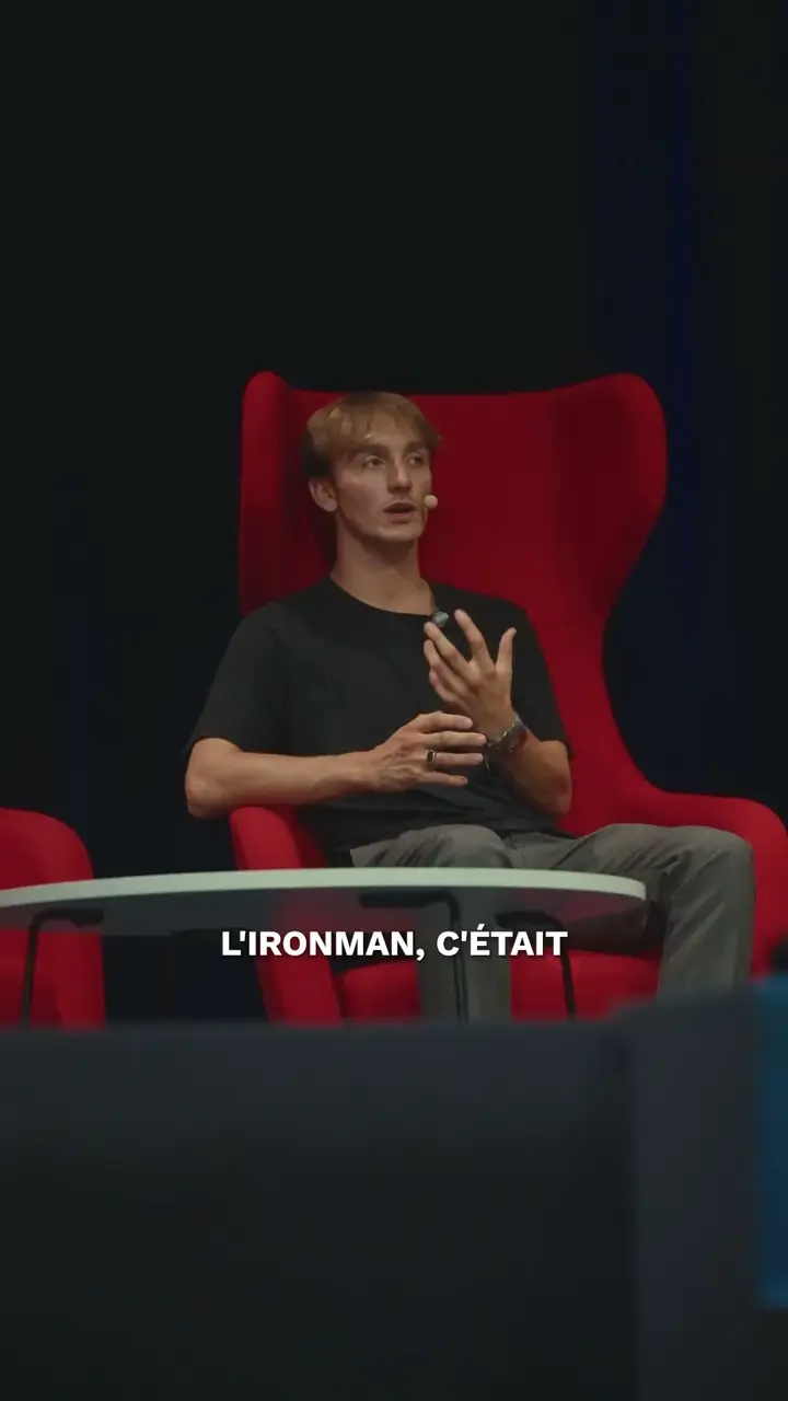 Mathieu Thullier sur scène lors de la conférence à l'ESSEC
